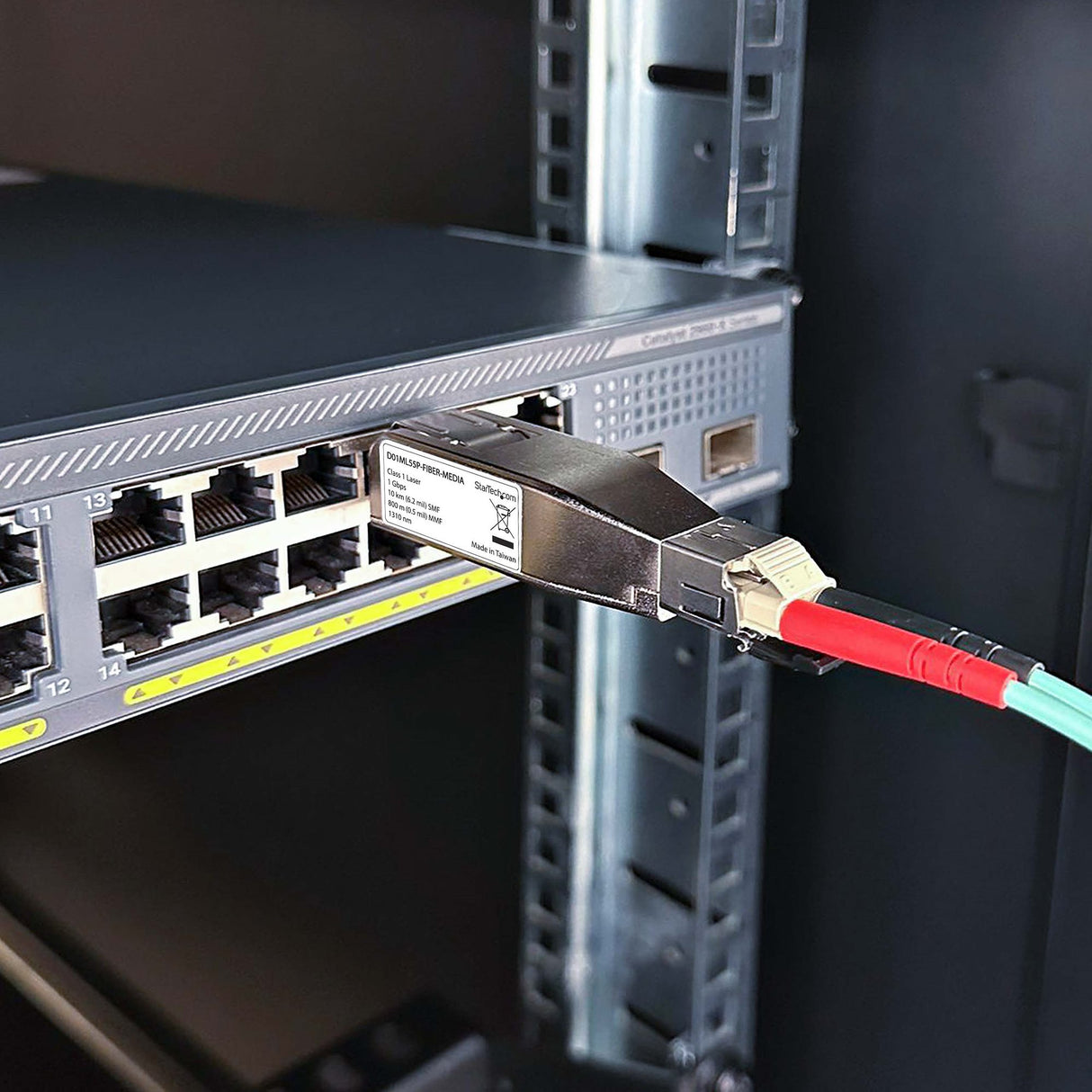 StarTech.com Dongle Conversor de Medios de Fibra Óptica Gigabit a Ethernet RJ45 - Alimentado por PoE - Monomodo 10km - M