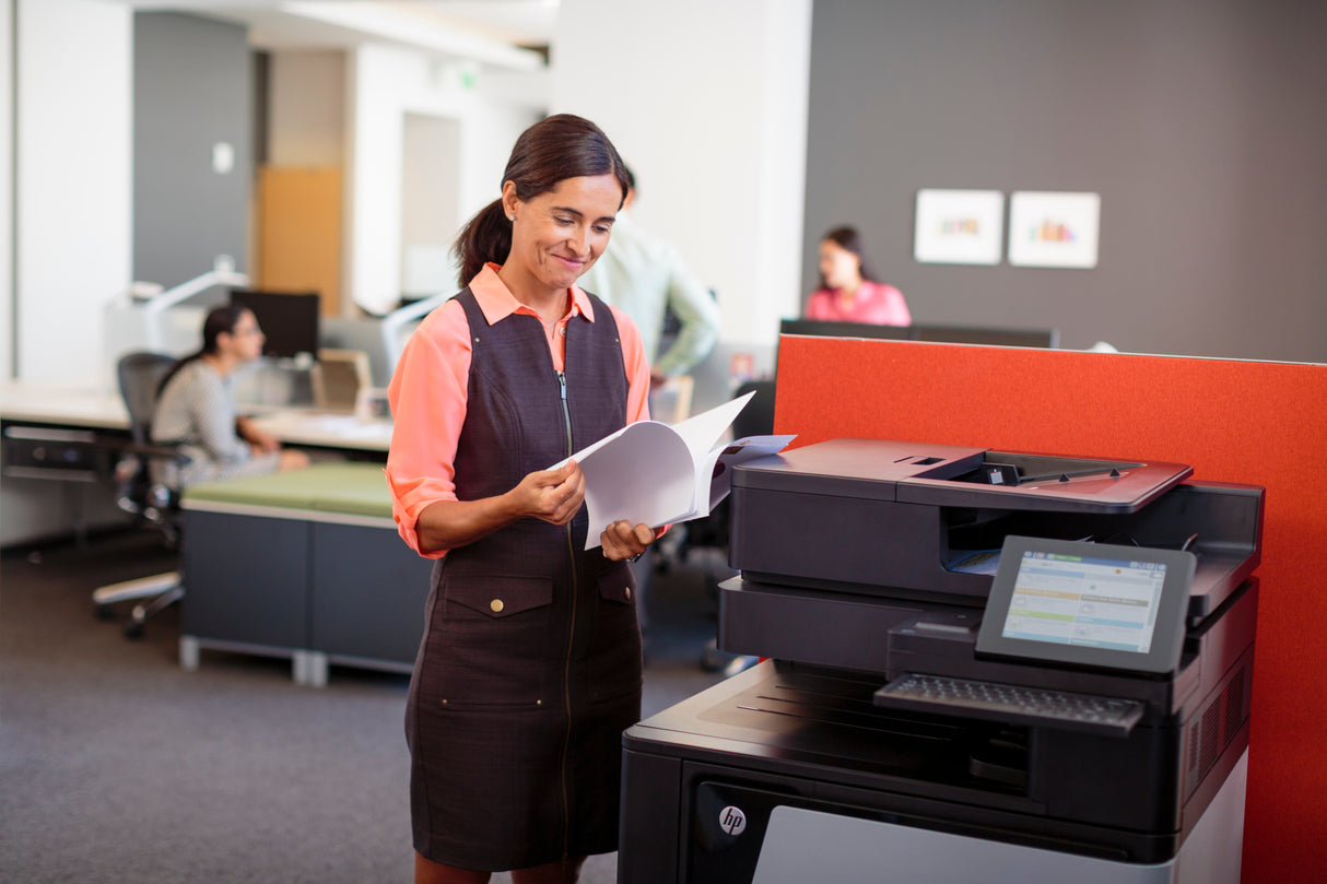 HP Color LaserJet Enterprise Flow LaserJet Enterprise Flow M880z Multifunction Color Impresora, Ethernet solamente; Copiadora, escáner