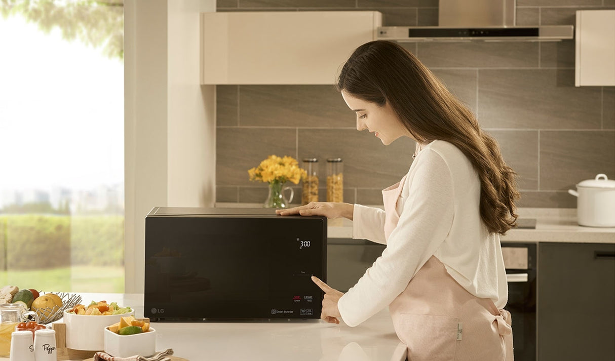 LG NeoChef MH1596DIR microondas Negro Microondas combinado Encimera 42 L