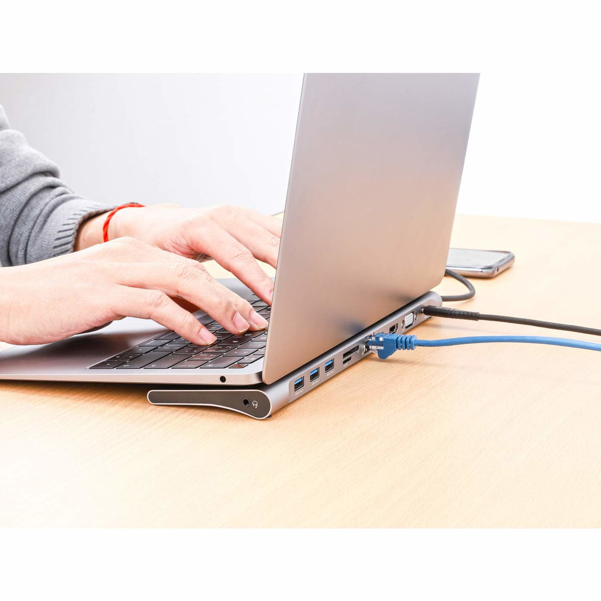 Docking Station USB-C 11 en 1 Manhattan con MST para tres monitores, 4K, Gigabit Ethernet, 100W PD