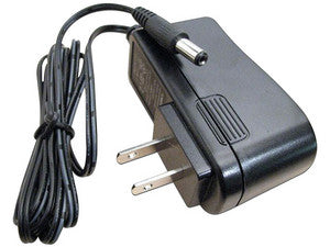 Fuente de poder regulada SAXXON PSU1201E de 12V, 1A para CCTV. Color Negro, Compacta, Eficiente.