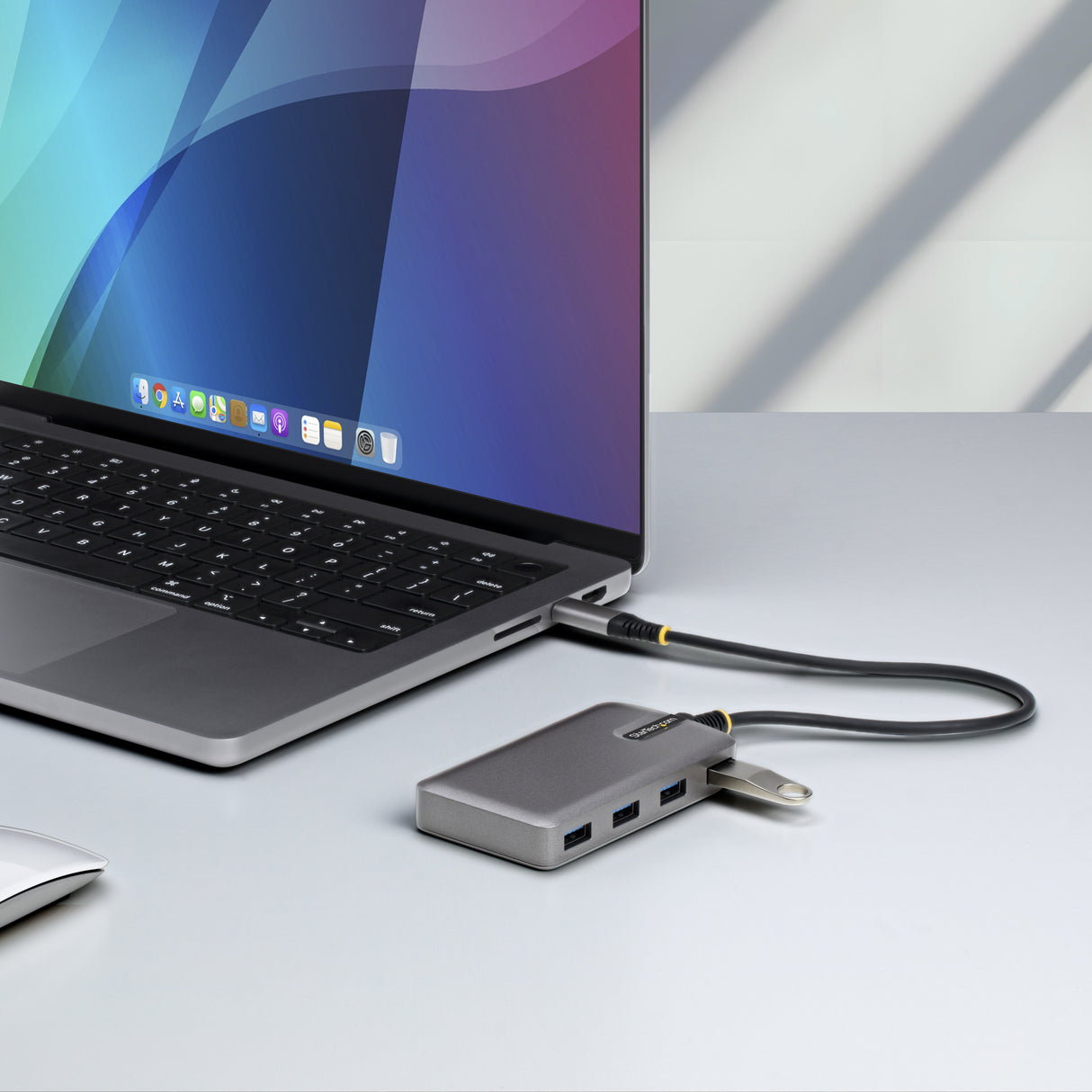 StarTech.com Hub USB de 4 Puertos USBA - USB 3.0 de 5Gbps - Alimentado por el Bus - Concentrador USB-C de 4 Puertos USB-A con Alimentación Opcional - Ladrón USB Portátil - Cable 30cm hubs de interfaz USB 3.2 Gen 1 (3.1 Gen 1) Type-C 1 4 5