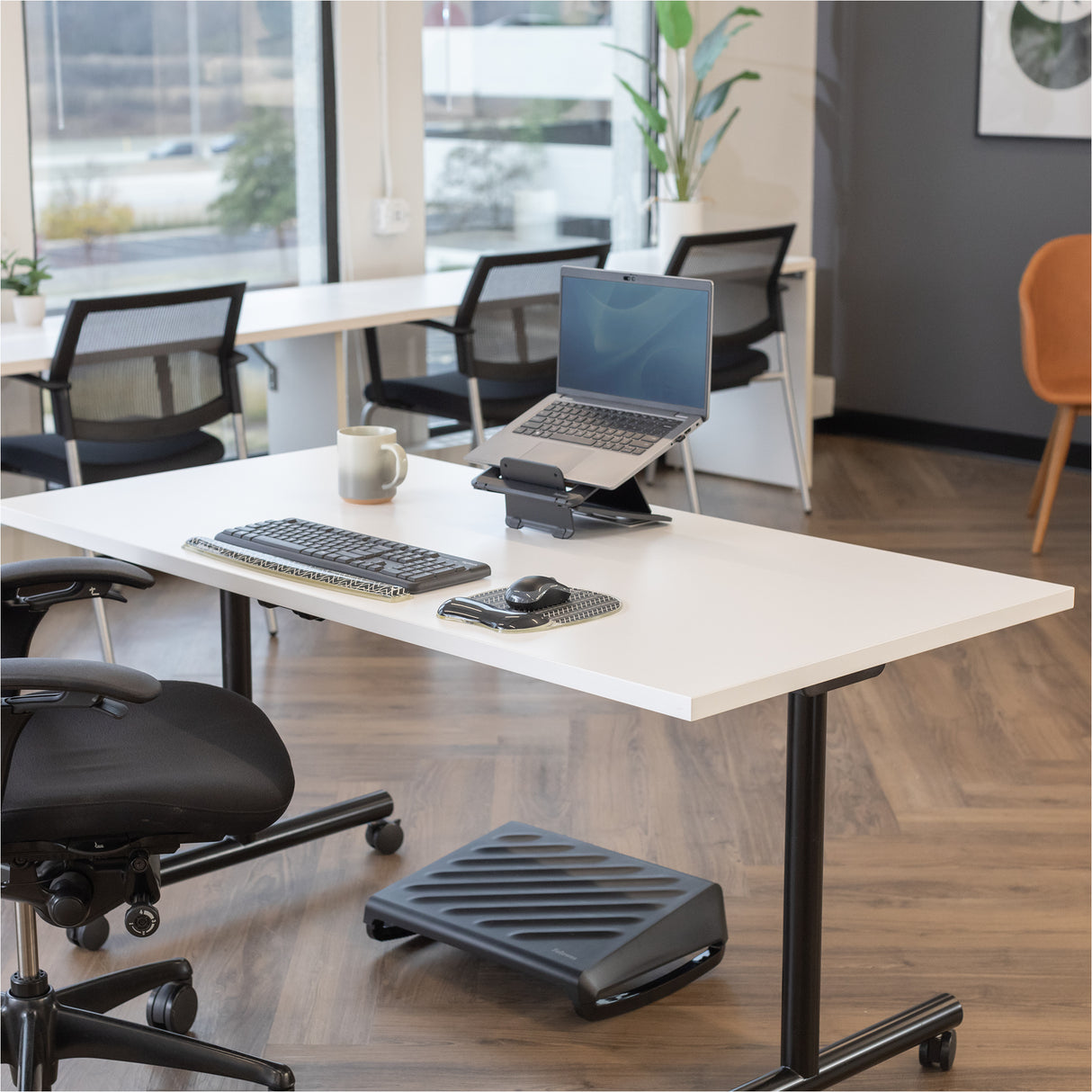 Fellowes Breyta Laptop Soporte para ordenador portátil Negro 35,6 cm (14") 1