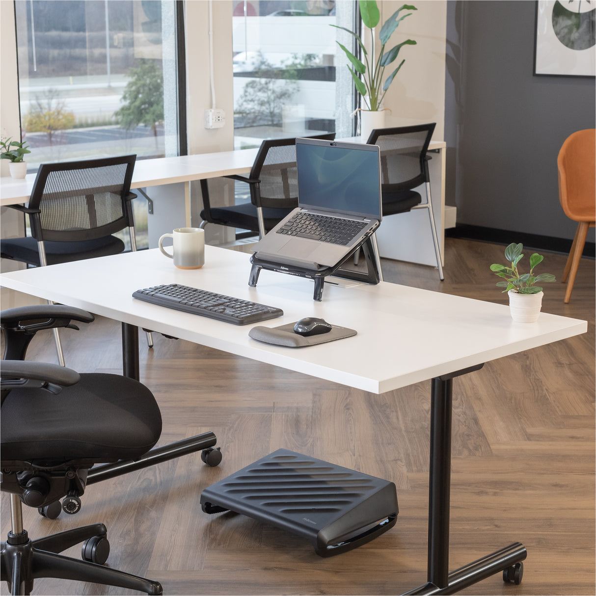 Fellowes Breyta soportes para el apoyo de pies Negro Si 0 - 18 ° 490 mm