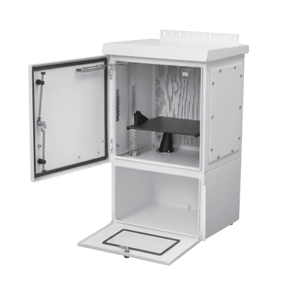 Gabinete Para Exterior OSP ComLine de 18 UR con espacio para Baterías, 700 mm de Ancho, 600 mm de Profundidad De Aluminio, Color Gris Claro Con Protec