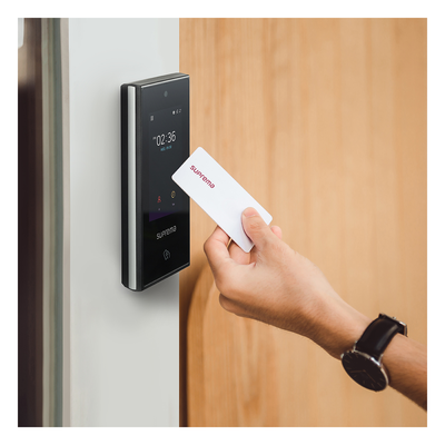 XS2APB - Lector multitecnología de acceso / RFID 125kHz-13.56MHz / NFC-BLE-QR / Pantalla táctil 4' IPS / IP65 / PoE / 1.5GHz Quad Core
