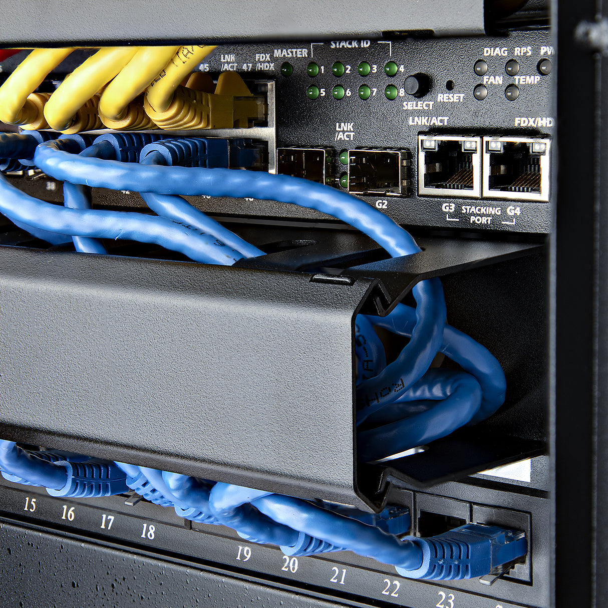 StarTech.com Panel Canaleta 1U de Gestión de Cables para Rack de Conductos Horizontales con Tapa - Conducto de Cables pa