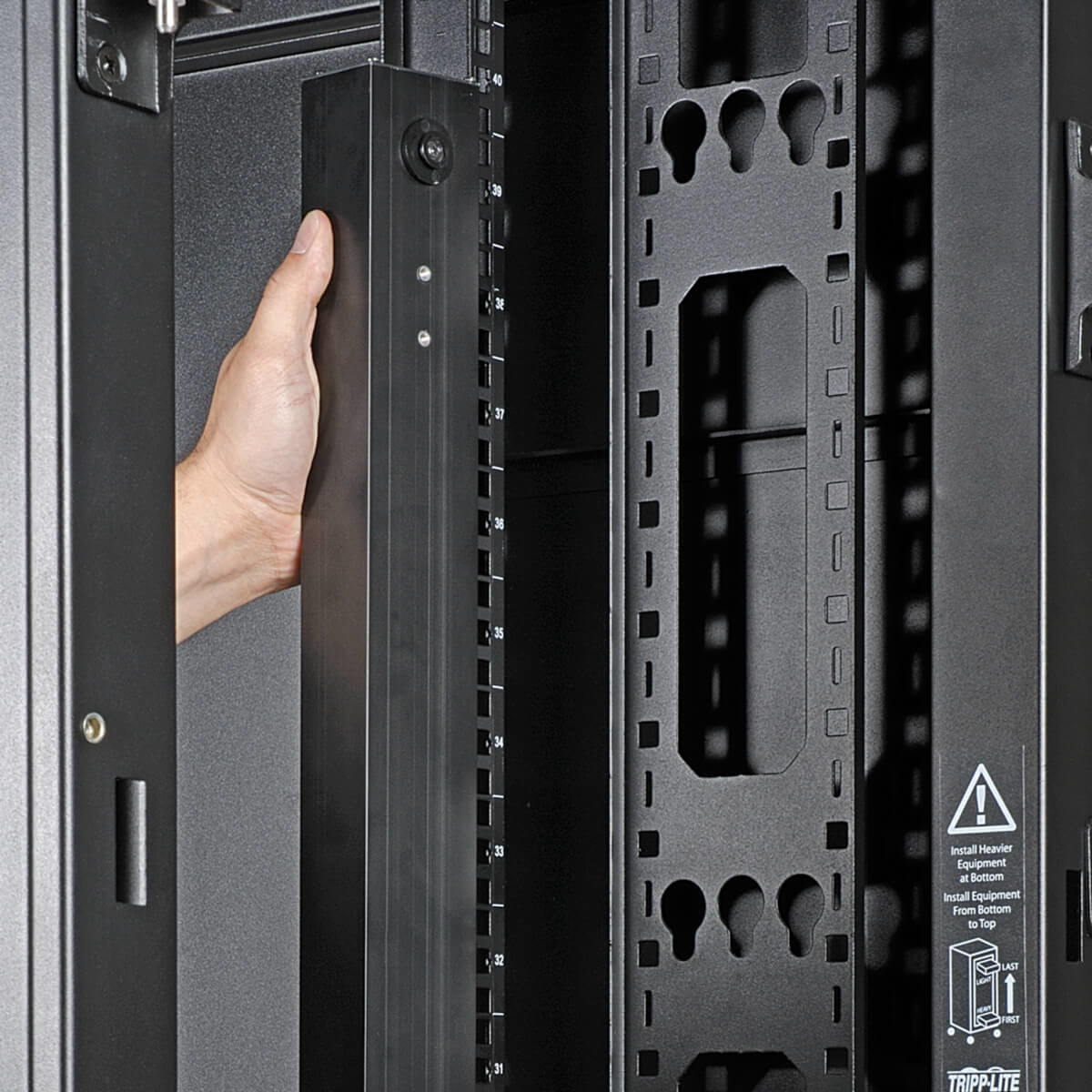 Tripp Lite PDUNVR30LX PDU Monofásico de 2.9kW Monitoreable por Tomacorrientes - Plataforma LX, 24 Tomacorrientes 5-15/20