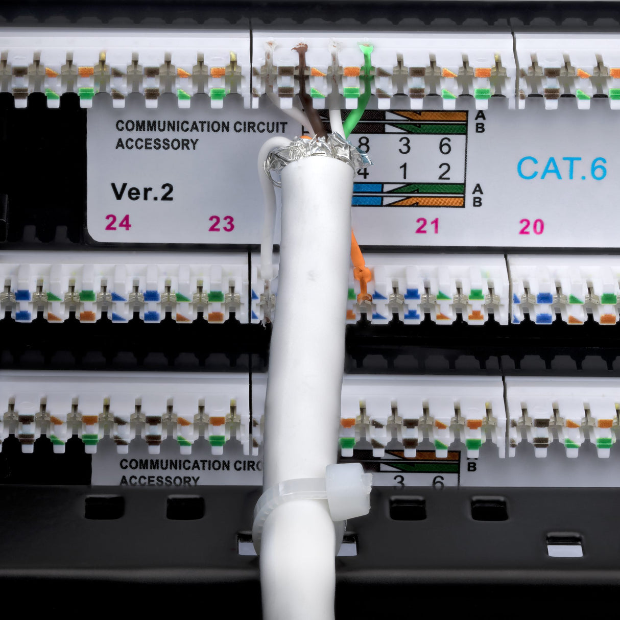 StarTech.com Panel de Parcheo 2U de 48 Puertos Cat6 RJ45 de Montaje en Rack de Servidores - UTP -Tipo 110 Punch Down - P