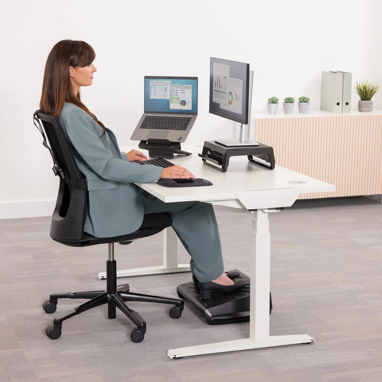 Fellowes Breyta soportes para el apoyo de pies Negro Si 0 - 18 ° 490 mm