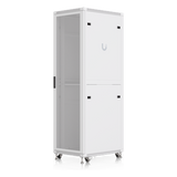 UACC-RACK-42U-800-P - Gabinete Rack de Piso / 42U / 600 × 800 mm (23.6 x 31.5') / Carga 800 kg (1,763.7 lb) / Puerta Perforada / Ventiladores Integrados / Ruedas con Seguro
