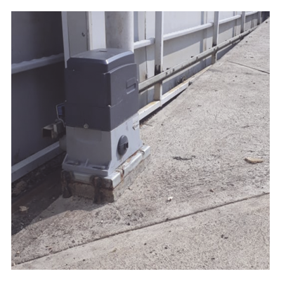 XBS-IZ-1200 - Operador para Puertas Corredizas / 1200 kg / Torque 110 Nm / Motor de Cremallera 3000 hrs / IP44 / 110V / 10 m (32.8 ft) Máx.